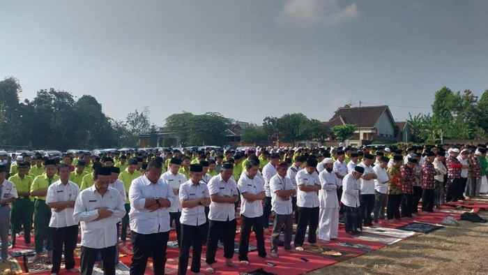 Warga Semarang gelar salat istisqa minta hujan turun, di lapangan Kelurahan Kedungpane, Kecamatan Mijen, Rabu (11/10/2023).