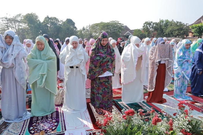 Warga Semarang gelar salat istisqa minta hujan turun di lapangan Kelurahan Kedungpane, Kecamatan Mijen, Rabu (11/10/2023).