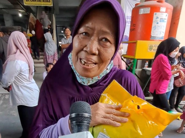 Warga yang mendapat bantuan beras dari Zulkifli Hasan