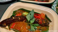 Bagi penikmat makanan khas Jawa Tengah, jangan lupa untuk memesan mangut lele. Olahan bumbu yang disesuaikan lidah milenial membuat rasanya mudah diterima banyak orang. Foto: detikcom