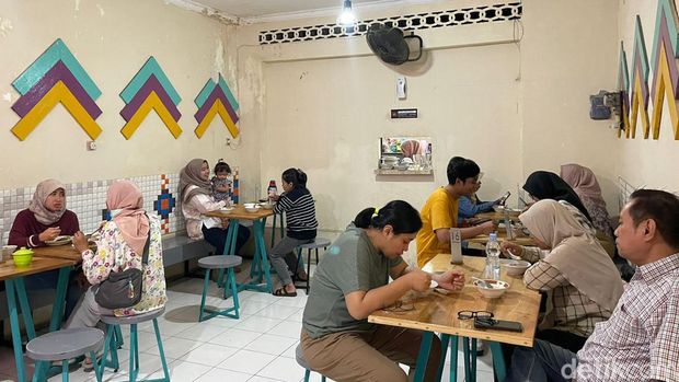 Warung Moerni 78 salah satu kuliner legendaris di Jogja. Menu favoritnya bistik dan es teler. Foto diambil Senin (9/10/2023).