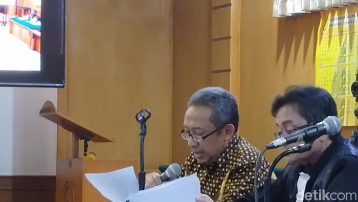 Yana Mulyana saat menyampaikan tanggapan para saksi kasus suap proyek Dishub di Pengadilan Tipikor Bandung.