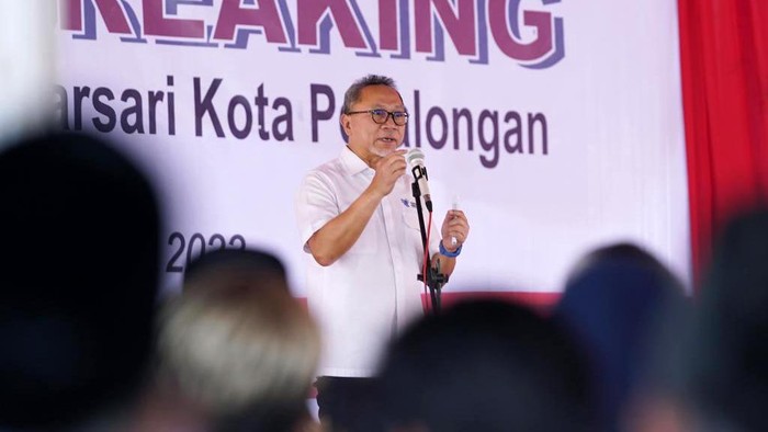 Menteri Perdagangan Zulkifli Hasan (Zulhas) melakukan ground breaking Pasar Banjarsari di Pekalongan, Jateng. Menurutnya pasar tradisional itu jantungnya rakyat.