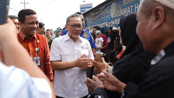 Menteri Perdagangan Zulkifli Hasan (Zulhas) melakukan ground breaking Pasar Banjarsari di Pekalongan, Jateng. Menurutnya pasar tradisional itu jantungnya rakyat.