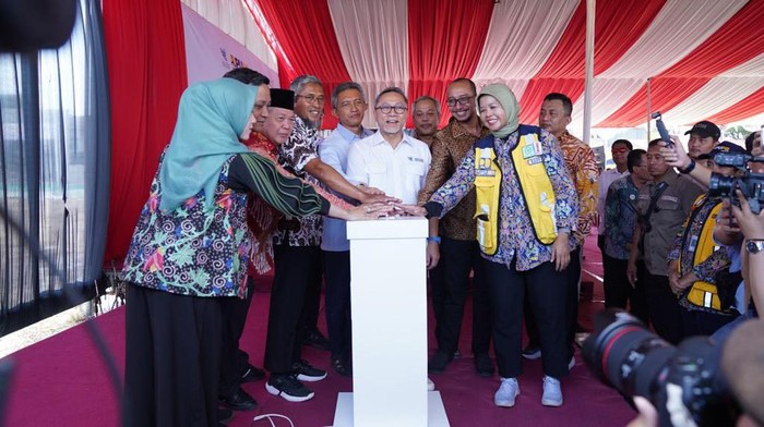 Menteri Perdagangan Zulkifli Hasan (Zulhas) melakukan ground breaking Pasar Banjarsari di Pekalongan, Jateng. Menurutnya pasar tradisional itu jantungnya rakyat.