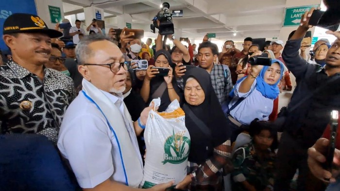 Zulkifli .Hasan traktir beras 5 kg untuk warga di Madiun