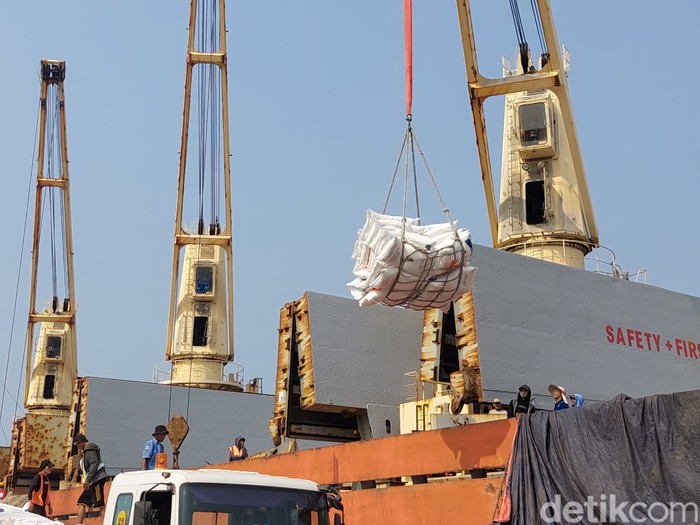 24.000 Ton Beras Impor dari Vietnam Mendarat di Tanjung Priok