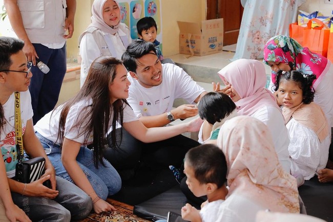 Beberapa juga tampak memberikan nyinyiran dengan mengaitkannya ke kehidupan asmara pribadi Thariq. Diketahui setelah putus dari Fuji, Thariq kini dikabarkan tengah dekat dengan Aaliyah Massaid. Dirinya juga baru saja perdana mengunggah foto kebersamaannya dengan Aaliyah ke Instagram. Foto: instagram Aaliyah Massaid