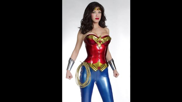 Adrianne Palicki saat tampil sebagai Wonder Woman dalam serial Wonder Woman (2011).