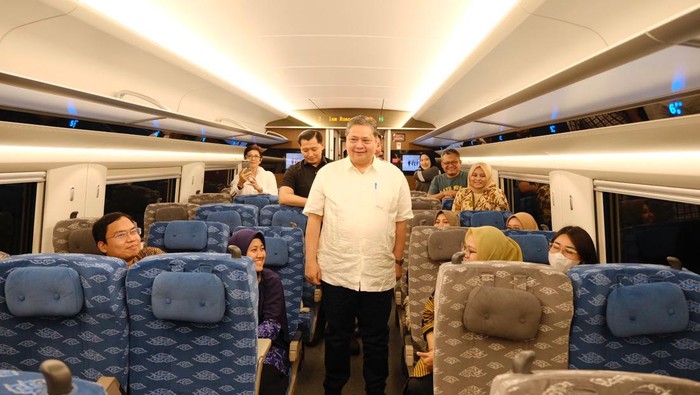 Menko Perekonomian Airlangga Hartarto Jajal Kereta Cepat