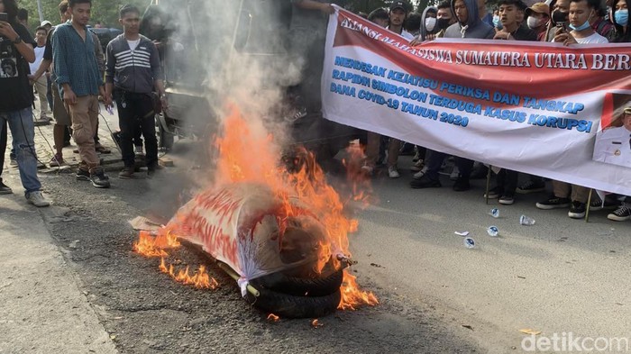 Aksi mahasiswa di depan Kantor Kejati Sumut meminta ketua PDIP Sumut ditangkap. (Raja Malo Sinaga/detikSumut)