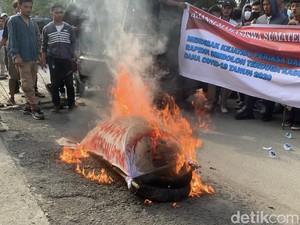 Ratusan Mahasiswa Bakar Keranda di Kejatisu, Minta Ketua PDIP Sumut Ditangkap