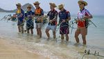 Aksi Pebalap MotoGP Bersih-bersih Pantai di Mandalika