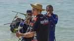 Aksi Pebalap MotoGP Bersih-bersih Pantai di Mandalika