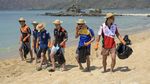 Aksi Pebalap MotoGP Bersih-bersih Pantai di Mandalika