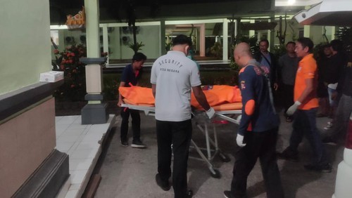 Polisi saat membawa jenazah Putu B, Rabu (11/11/2023). Pria itu  ditemukan meninggal di kamar mandi Hotel Mawar, Jembrana, Bali, Rabu (11/10/2023).