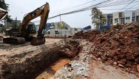 Alat berat seperti ekskavator dikerahkan untuk melakukan pengerukan.  
