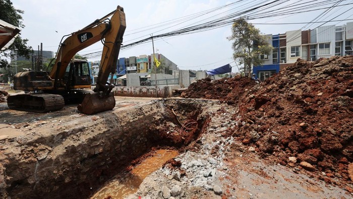 Sejumlah pengendara melintasi jembatan di Jalan Sumatera, Jombang, Tangerang Selatan, Kamis (12/10/2023). Dinas Sumber Daya Air, Bina Marga dan Bina Konstruksi (DSDABMBK) Kota Tangerang Selatan (Tangsel) tengah gencar melakukan pembangunan untuk mengantisipasi potensi banjir.