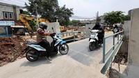 Pengendara melintas di jembatan darurat yang sudah disiapkan oleh pihak kontraktor.   