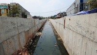 Turap juga telah ditinggikan. Hal itu dilakukan untuk mengantisipasi banjir di kawasan tersebut.  