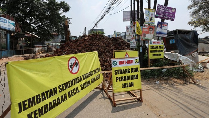 Sejumlah pengendara melintasi jembatan di Jalan Sumatera, Jombang, Tangerang Selatan, Kamis (12/10/2023). Dinas Sumber Daya Air, Bina Marga dan Bina Konstruksi (DSDABMBK) Kota Tangerang Selatan (Tangsel) tengah gencar melakukan pembangunan untuk mengantisipasi potensi banjir.