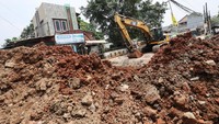 Dinas Sumber Daya Air, Bina Marga dan Bina Konstruksi (DSDABMBK) sedang memperbaiki jembatan di Jalan Sumatera segment sungai Cibend, Jombang, Kota Tangerang Selatan, Kamis (12/10/2023).  