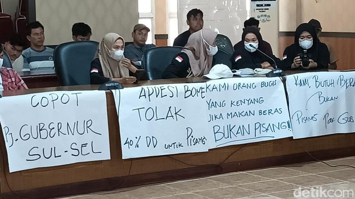 Apdesi Bone saat datang menyampaikan aspirasi di DPRD Bone. (Agung Pramono/detikSulsel)