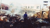 Selain di Legian, Kuta, bom dalam rangkaian aksi teror itu juga meledak di depan Konsulat Jenderal Amerika Serikat di Renon, Denpasar. Namun, intensitas ledakan di sana masih kecil dibanding ledakan di Sari Club. (Foto: Dok. Polda Bali)