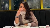 Sebagai penggemar makanan enak, menu-menu spesial tak dilewatkan Athira untuk dipesan. Seperti steak yang tampak juicy dan menggoda. Foto: Instagram/athirafarina