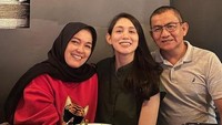 Di tengah kesibukannya, Athira tak pernah melupakan keluarga. Makan bersama kedua orang tua menjadi agenda yang harus dilakukan secara berkala. Foto: Instagram/athirafarina