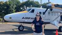 Selain menjadi pilot dirinya punya banyak hobi. Mulai dari bermain drum, drifting, hingga foodies yang hobi berburu makanan sampai ke pasar. Foto: Instagram/athirafarina