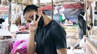 Walaupun lebih sering kulineran di restoran mewah, Athira tak sungkan menyambangi pasar. Ia rela becek-becekan demi membeli bahan makanan yang dibutuhkan. Foto: Instagram/athirafarina