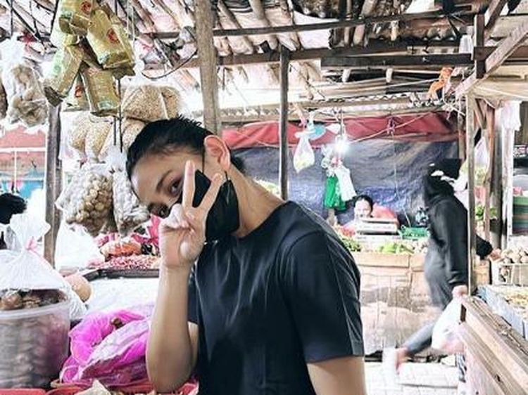 Dijodohkan dengan El Rumi, Ini Athira Farina Pilot yang Tak Sungkan ke Pasar