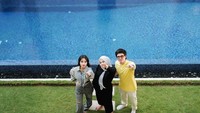 Atta Halilintar dan Aurel Hermansyah bertamu ke kediaman baru Fuji. Foto: instagram Atta Halilintar