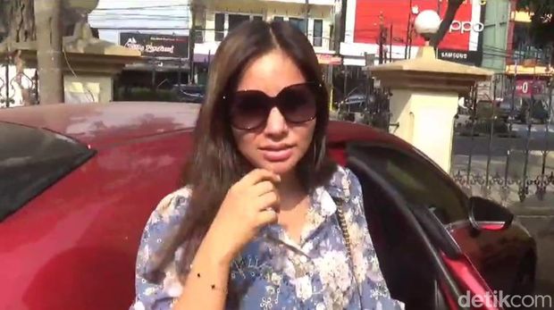 Ayu Soraya, istri pengusaha yang laporkan Dinar Candy ke Polda Jambi.