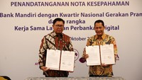 Direktur Utama Bank Mandiri Darmawan Junaidi dan Ketua Kwarnas Gerakan Pramuka Budi Waseso menunjukkan berkas kerja sama yang telah ditandatangani. 
