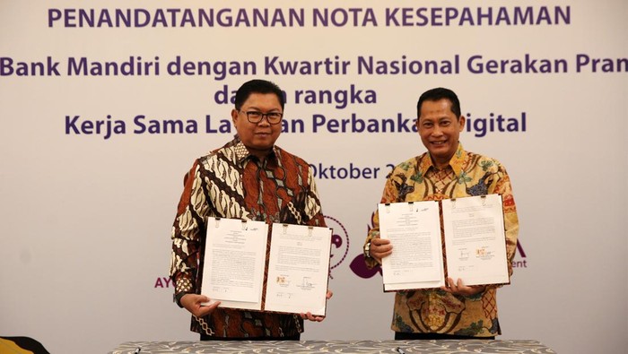 Bank Mandiri Gandeng Kwarnas Gerakan Pramuka Direktur Utama Bank Mandiri Darmawan Junaidi (Kedua Kiri) dan Ketua Kwarnas Pramuka Budi Waseso (Kedua Kanan) didampingi Direktur Jaringan & Retail Banking Bank Mandiri Aquarius (Kiri) Rudianto beserta Sekjen Kwarnas Gerakan Pramuka Bachtiar Utomo saat menandatangani perjanjian kerjasama layanan bagi anggota Gerakan Pramuka se-Indonesia di Jakarta, Kamis (12/10/2023).