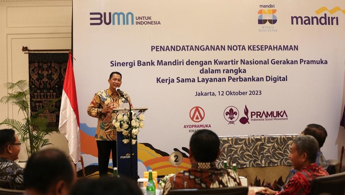 Direktur Utama Bank Mandiri Darmawan Junaidi (Kedua Kiri) dan Ketua Kwarnas Pramuka Budi Waseso (Kedua Kanan) didampingi Direktur Jaringan & Retail Banking Bank Mandiri Aquarius (Kiri) Rudianto beserta Sekjen Kwarnas Gerakan Pramuka Bachtiar Utomo saat menandatangani perjanjian kerjasama layanan bagi anggota Gerakan Pramuka se-Indonesia di Jakarta, Kamis (12/10/2023).