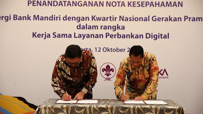 Bank Mandiri Gandeng Kwarnas Gerakan Pramuka Direktur Utama Bank Mandiri Darmawan Junaidi (Kedua Kiri) dan Ketua Kwarnas Pramuka Budi Waseso (Kedua Kanan) didampingi Direktur Jaringan & Retail Banking Bank Mandiri Aquarius (Kiri) Rudianto beserta Sekjen Kwarnas Gerakan Pramuka Bachtiar Utomo saat menandatangani perjanjian kerjasama layanan bagi anggota Gerakan Pramuka se-Indonesia di Jakarta, Kamis (12/10/2023).