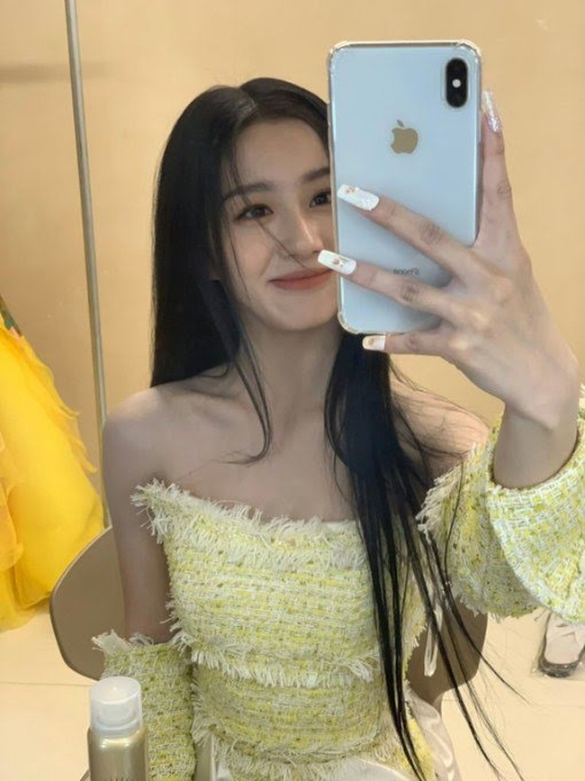 “Wah, siapa dia? Dia sangat cantik,” “Kenapa aku tidak terlahir seperti ini,” “Kemarin saat melihatnya berjalan di red carpet, aku bertepuk tangan karena dia begitu cantik,” komentar netizen Korea yang terpana dengan kecantikan aktris Cina kelahiran 23 Mei 2002 itu. Foto: dok. Twitter @ppo_ee