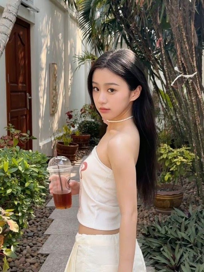 Videonya berjalan di red carpet pun viral di tengah netizen Korea. Banyak yang penasaran mencoba mencari tahu lebih tentang Bao Shang En. Foto: dok. Twitter @ppo_ee