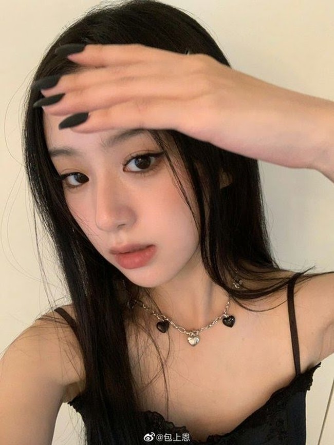 Dalam kesempatan itu, Bao Shang En membacakan nominasi ‘Best Newcomer Actor’ yang dimenangkan oleh Lee Jung Ha, pemain drama Korea Disney+ Moving. Foto: dok. Twitter @ppo_ee