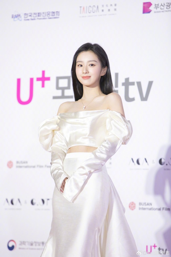 Acara penghargaan itu dihadiri sejumlah artis Korea, Cina, Jepang, Thailand, India, hingga Vietnam. Namun sejak berjalan di red carpet, kecantikan aktris Cina Bao Shang En sudah memikat hati banyak netizen Korea. Foto: dok. Twitter @ppo_ee