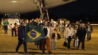 Lima penerbangan lagi diperkirakan akan memulangkan warga Brasil dalam beberapa hari mendatang. Pemerintah telah memberikan prioritas kepada keluarga dengan anak-anak, orang lanjut usia, penyandang disabilitas atau orang lemah.