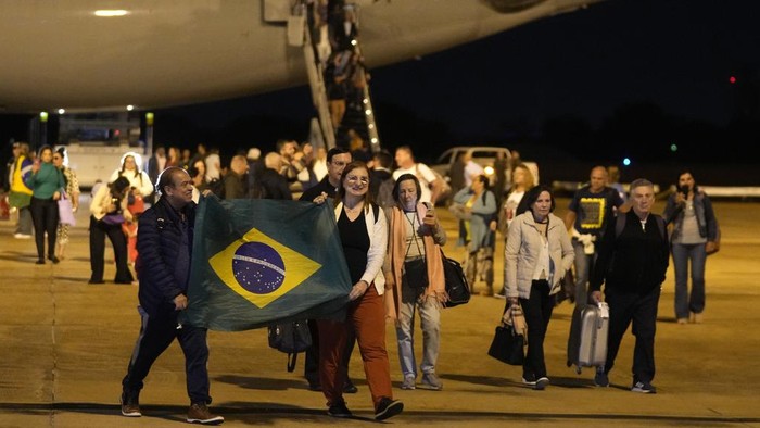 Brasil Kirim Pesawat Angkut Evakuasi Warganya di Israel Brazilians who were caught in the latest Israel-Palestinian war arrive to their home country after the Brazilian Air Force sent a plane for them in Brasilia, Brazil, Wednesday, Oct. 11, 2023. (AP Photo/Eraldo Peres)