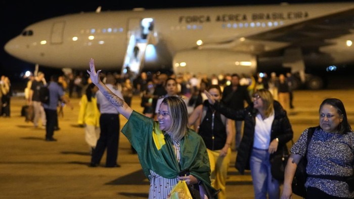 Brasil Kirim Pesawat Angkut Evakuasi Warganya di Israel Brazilians who were caught in the latest Israel-Palestinian war arrive to their home country after the Brazilian Air Force sent a plane for them in Brasilia, Brazil, Wednesday, Oct. 11, 2023. (AP Photo/Eraldo Peres)