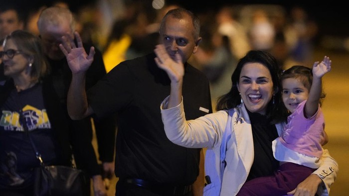 Brasil Kirim Pesawat Angkut Evakuasi Warganya di Israel Brazilians who were caught in the latest Israel-Palestinian war arrive to their home country after the Brazilian Air Force sent a plane for them in Brasilia, Brazil, Wednesday, Oct. 11, 2023. (AP Photo/Eraldo Peres)
