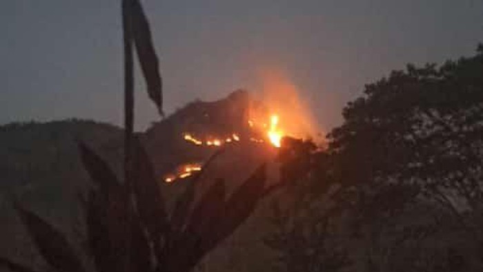 Bukit Cumbri terlihat dari wilayah Desa Kepyar, Kecamatan Purwantoro, Wonogiri. Bukit ini sempat terbakar pada Rabu (11/10/2023).