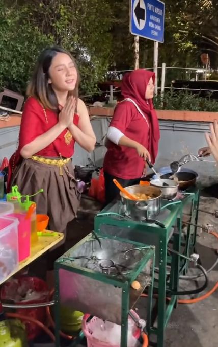 5 Bule Sukses Jualan di Indonesia, Ada Makanan Thailand hingga Arab