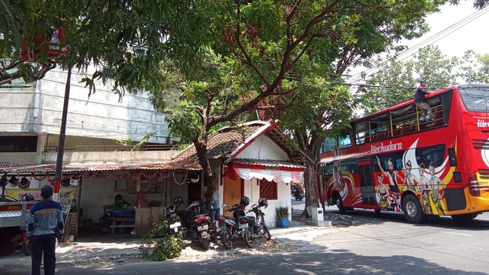 Bus tingkat wisata Werkudara Solo nyangkut kabel, Kamis (12/10/2023).
